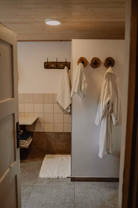 Stylowa łazienka z wiklinowym krzesłem