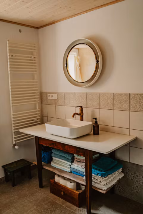 Rustykalna łazienka z lustrem i umywalką