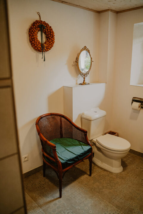 Stylowa łazienka z wiklinowym krzesłem