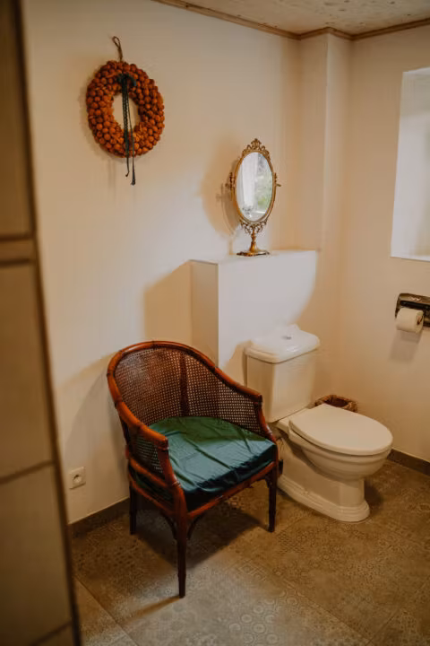 Stylowa łazienka z wiklinowym krzesłem