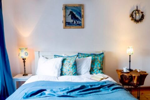 Wnętrze sypialni z niebieskimi dodatkami.