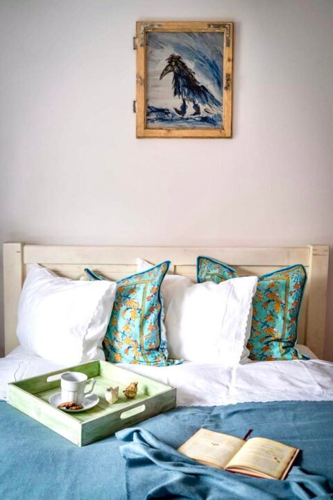 Sypialnia z obrazem i kolorowymi poduszkami