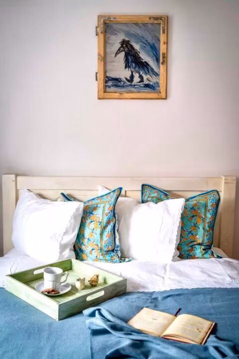 Sypialnia z obrazem i kolorowymi poduszkami