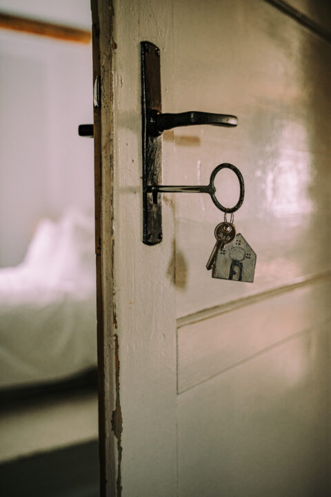 Klucz w drzwiach z zawieszką domku