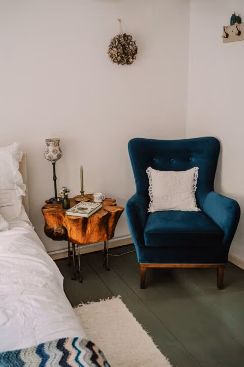 Elegancki pokój z niebieskim fotelem