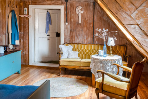 Wnętrze przytulnego, rustykalnego pokoju z sofą