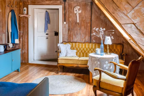 Wnętrze przytulnego, rustykalnego pokoju z sofą