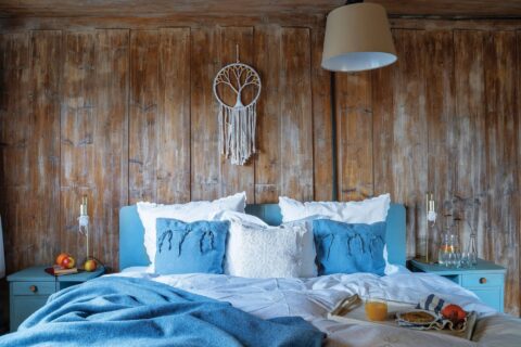 Przytulna sypialnia z drewnianymi ścianami