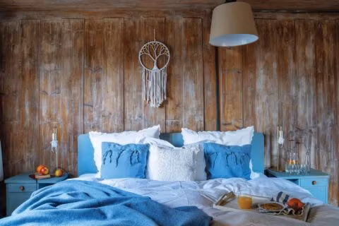 Przytulna sypialnia z drewnianymi ścianami