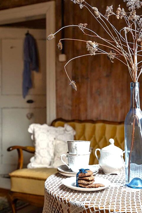 Stolik kawowy z filiżankami i ciasteczkami