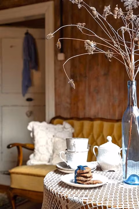 Stolik kawowy z filiżankami i ciasteczkami