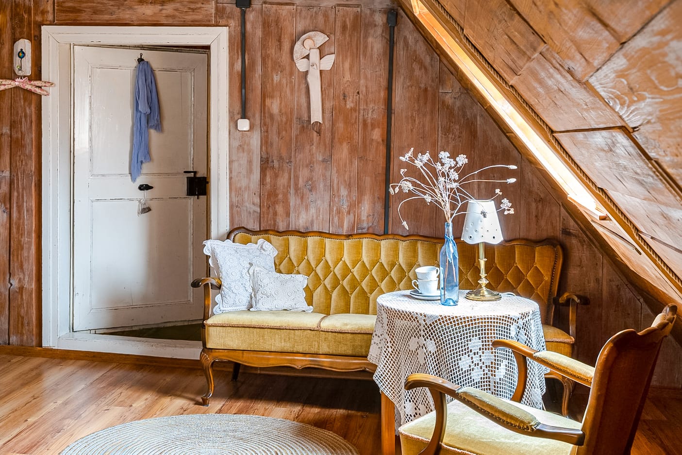 Przytulne poddasze z sofą i stolikiem