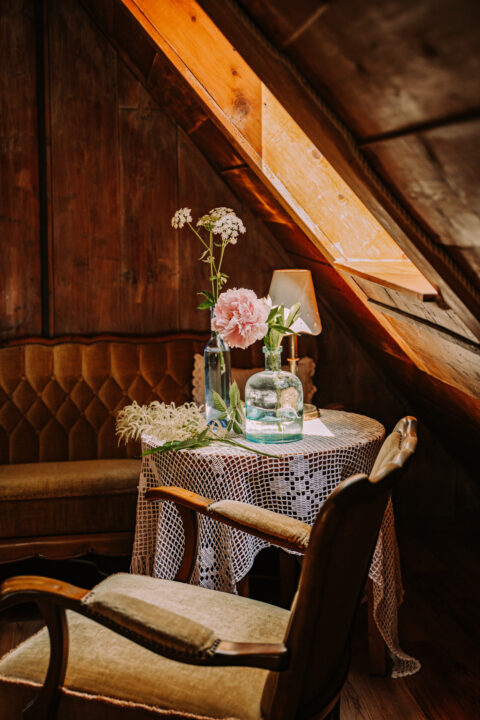Rustykalne wnętrze z kwiatami na stoliku