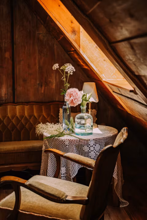 Rustykalne wnętrze z kwiatami na stoliku