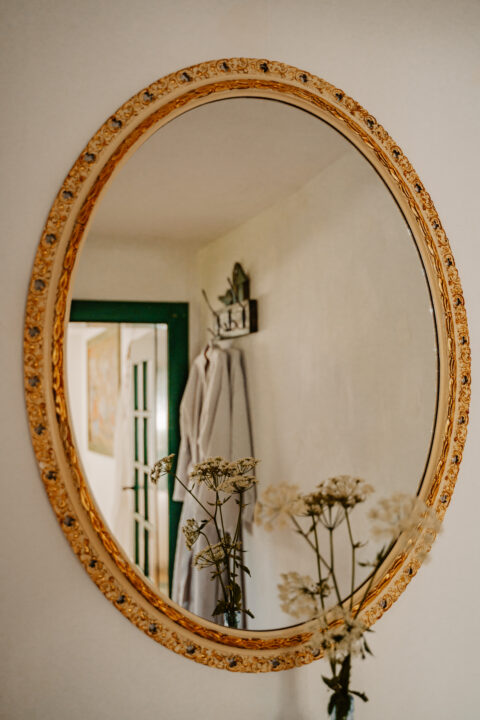 Owalne lustro z kwiatami odbitymi w nim