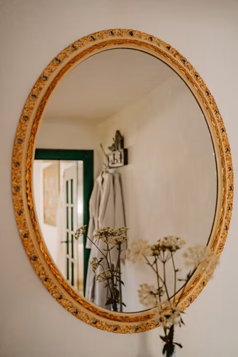 Owalne lustro z kwiatami odbitymi w nim