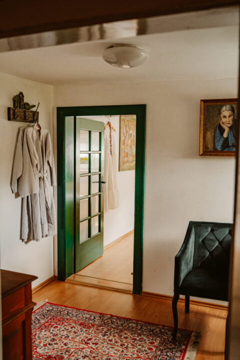 Wnętrze pokoju z zielonymi drzwiami