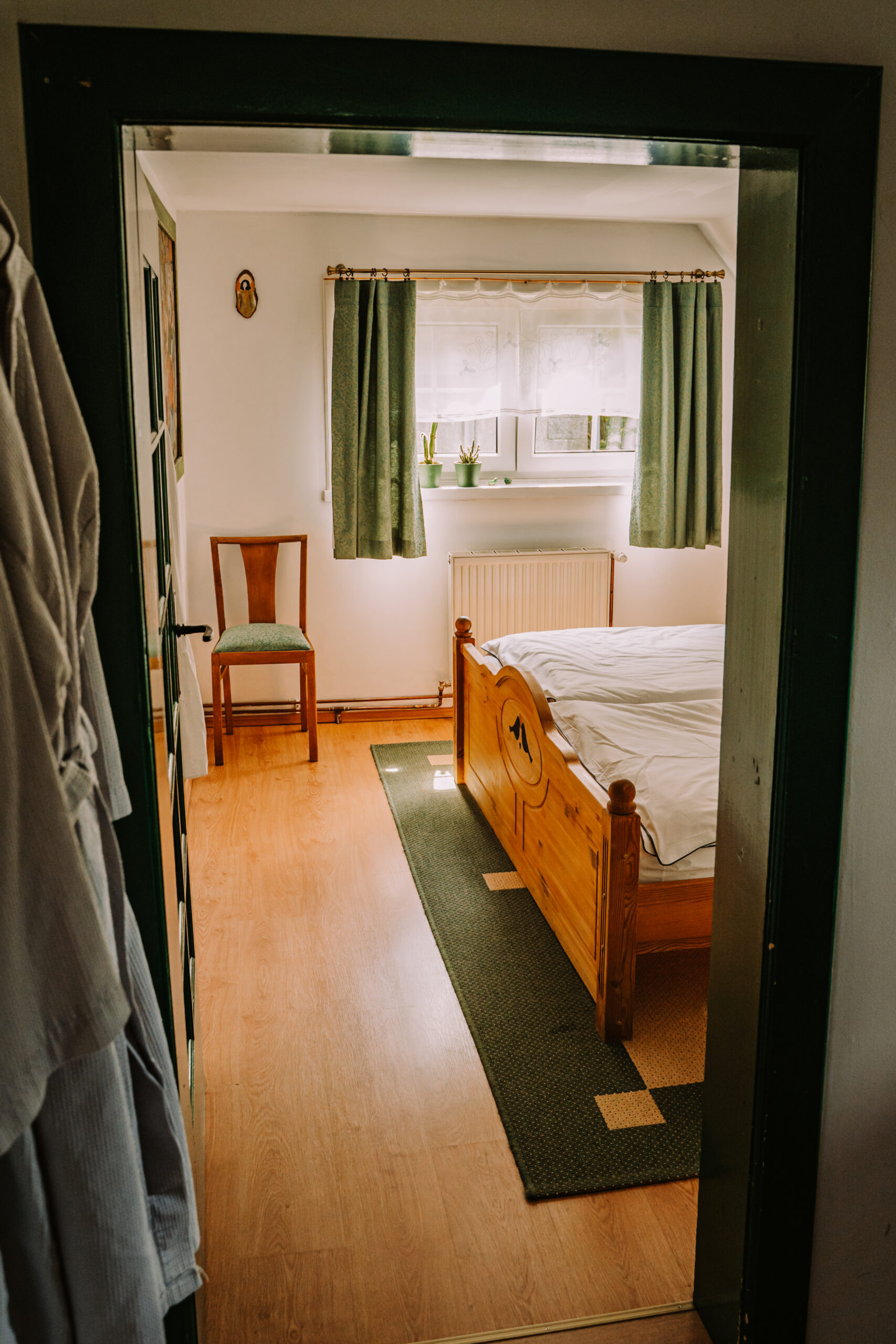 Drewniana sypialnia z oknem i roletą