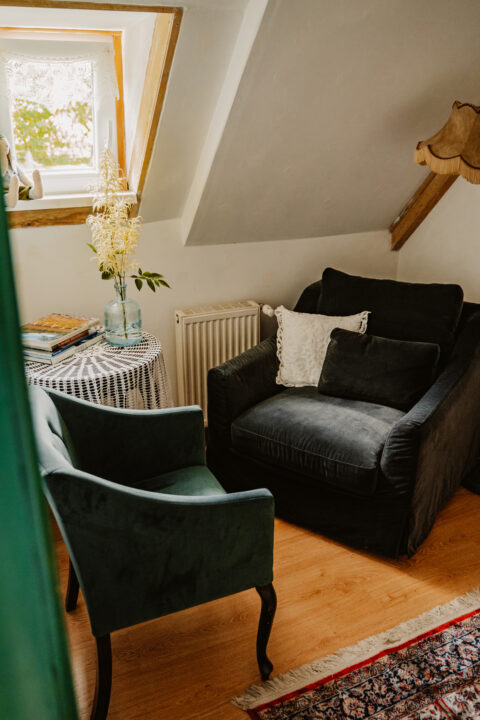 Przytulny kącik wypoczynkowy na poddaszu