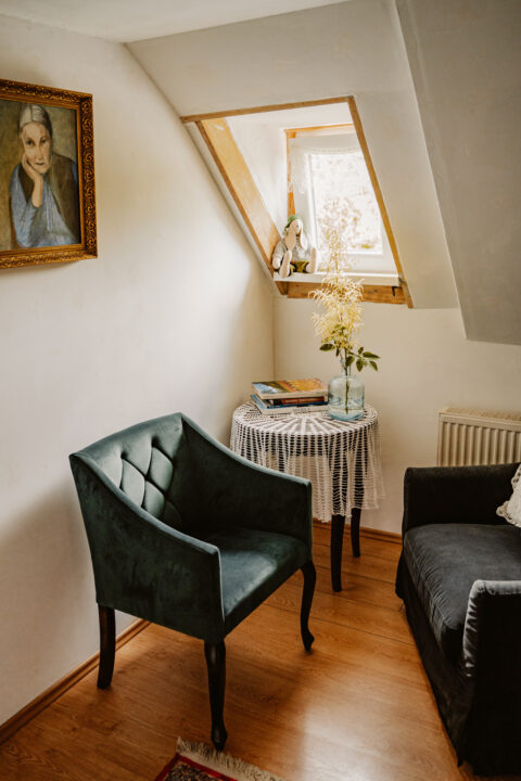 Przytulny kącik z krzesłem i obrazem.