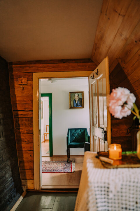 Wnętrze domku z obrazem i krzesłem