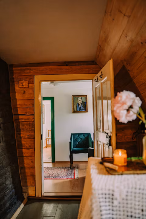 Wnętrze domku z obrazem i krzesłem