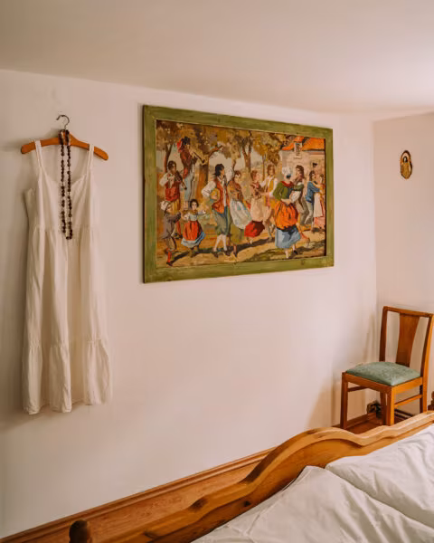 Rustykalny pokój z obrazem i sukienką