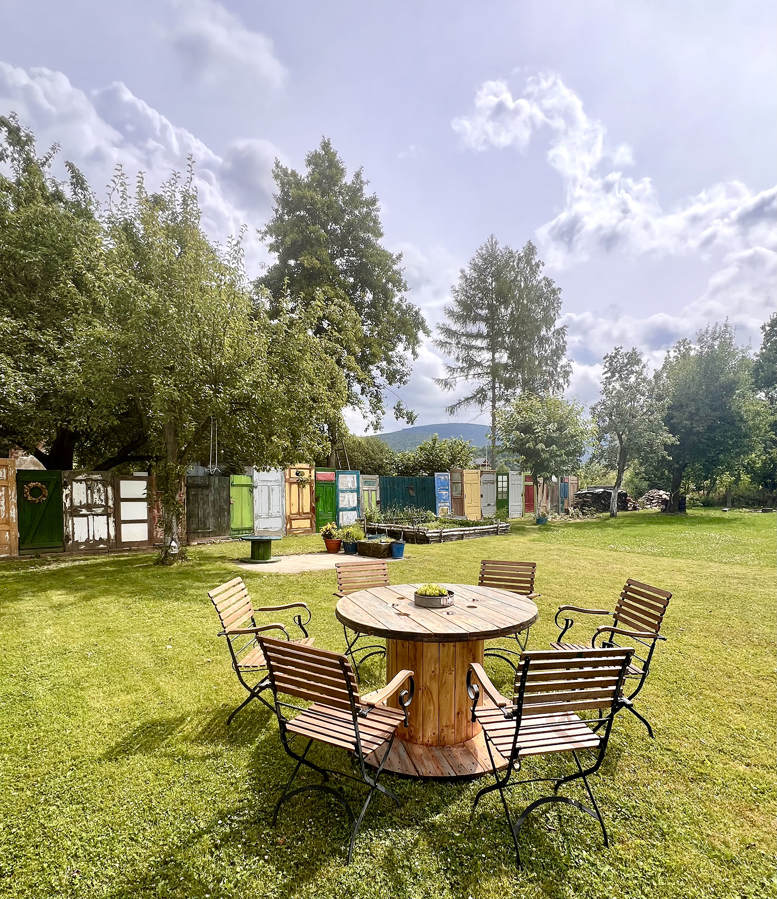 Ogród z rustykalnym stołem i krzesłami