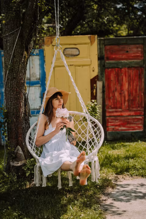 Kobieta na hamaku z kwiatami