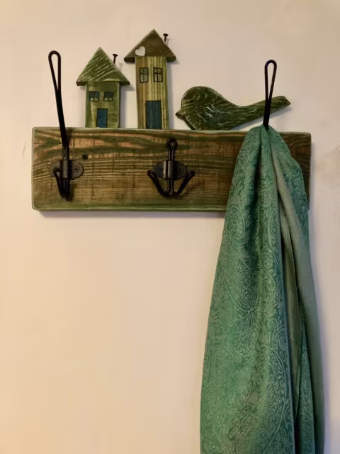 Wieszak z drewnianymi domkami i ptaszkiem