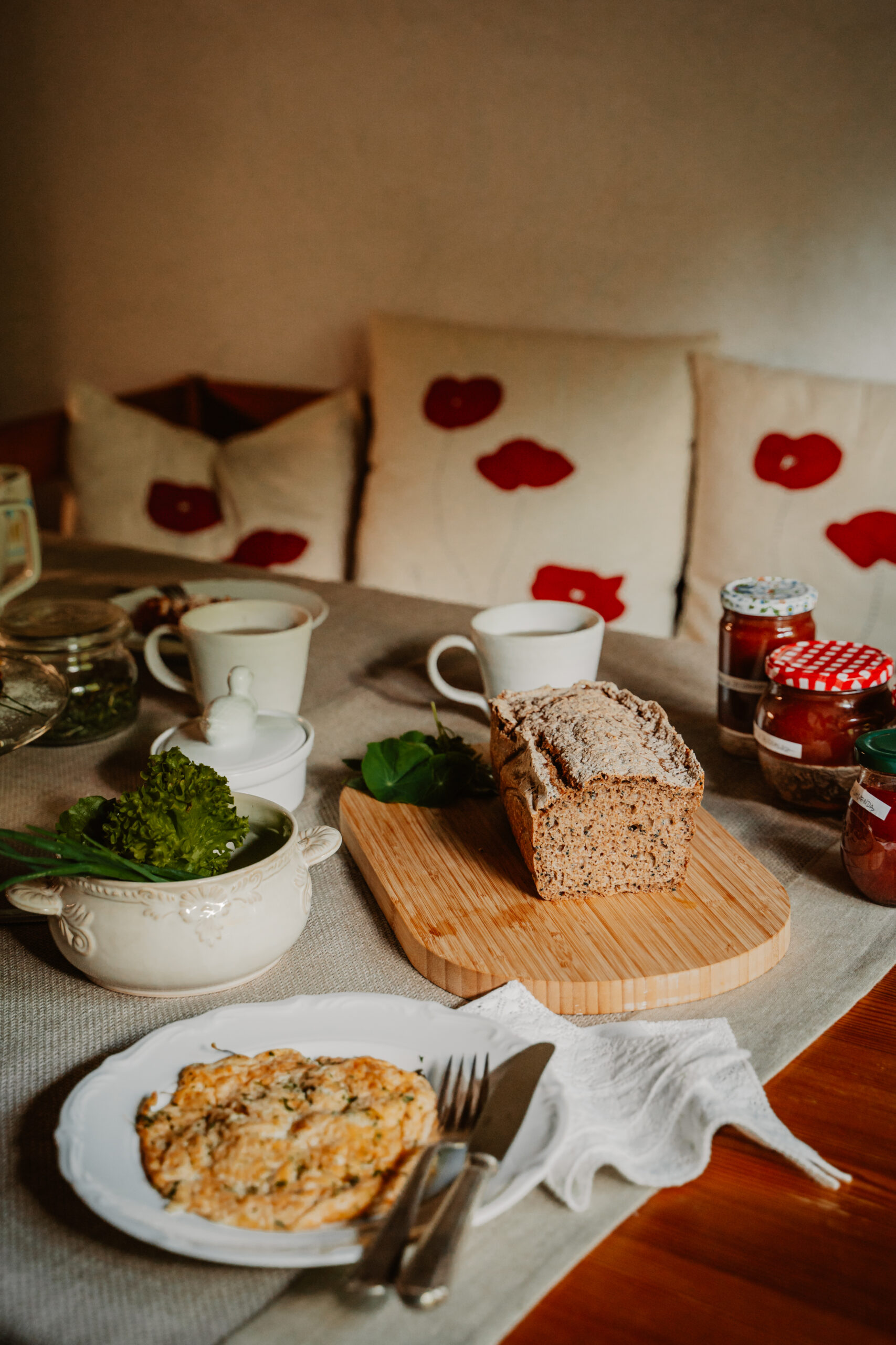 Domowe śniadanie przy drewnianym stole