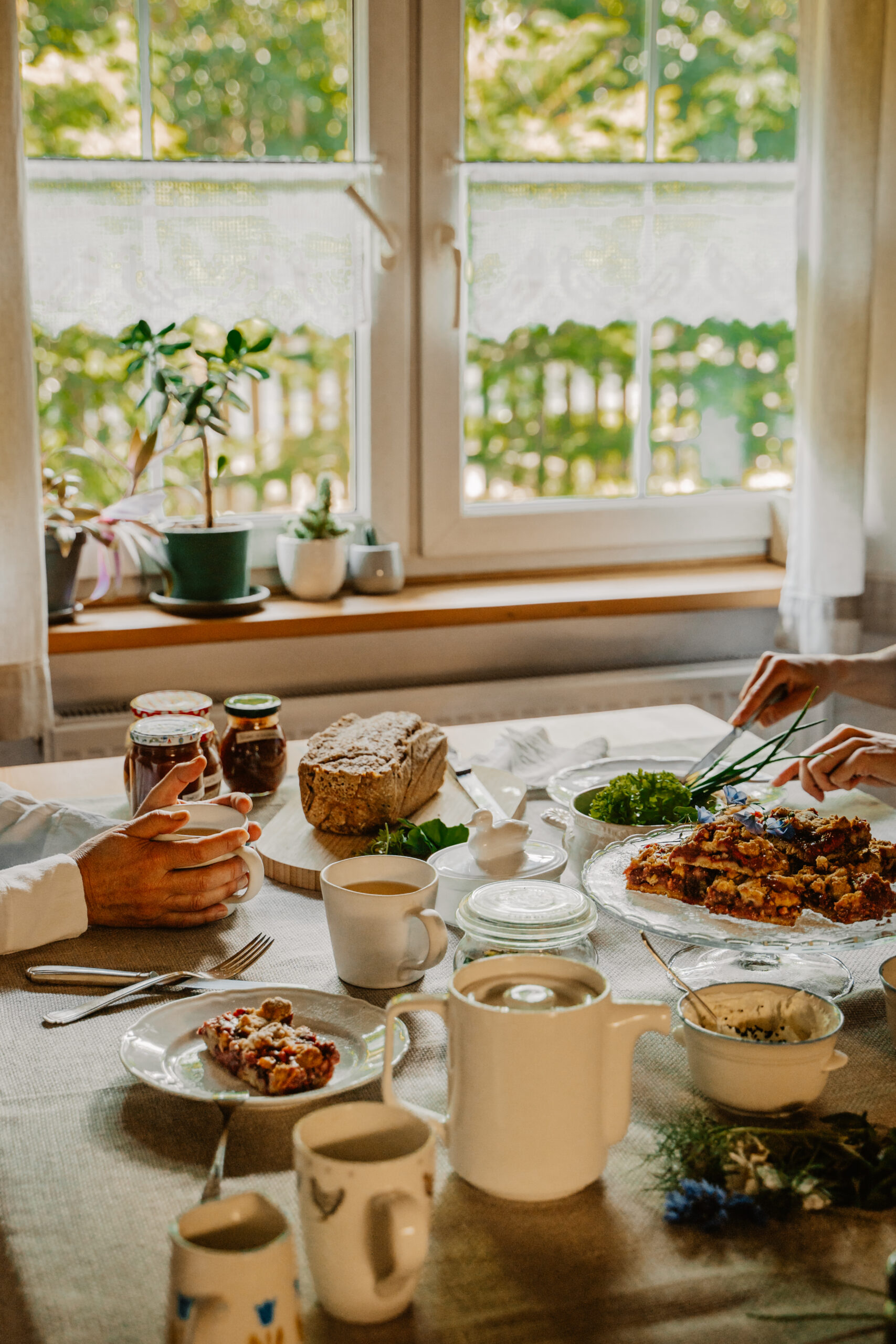 Domowe śniadanie przy stole.