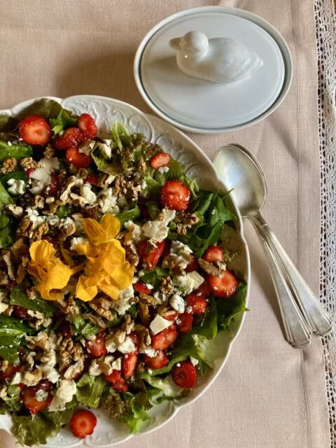 Sałatka z truskawkami, orzechami i serem feta