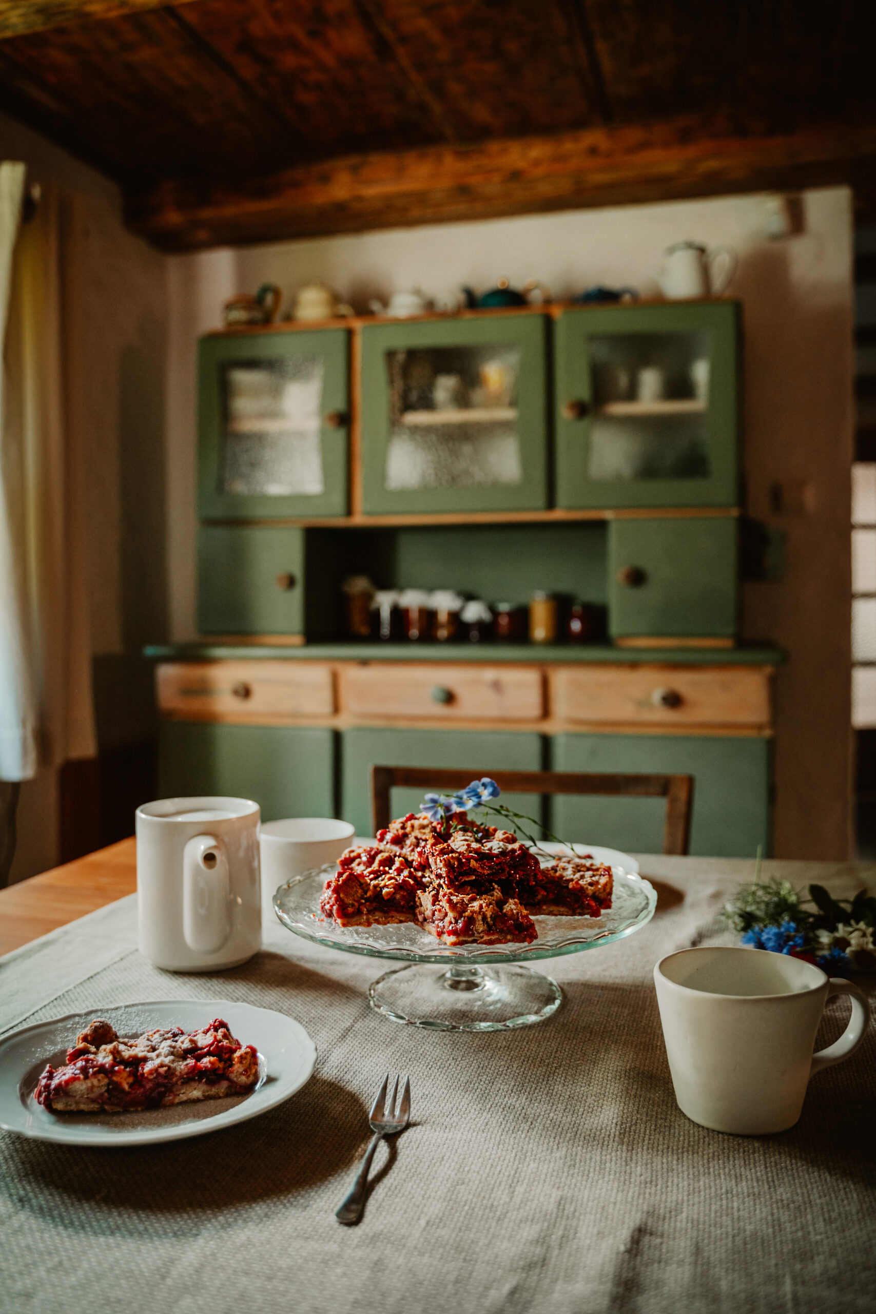 Ciasto na stole w rustykalnej kuchni